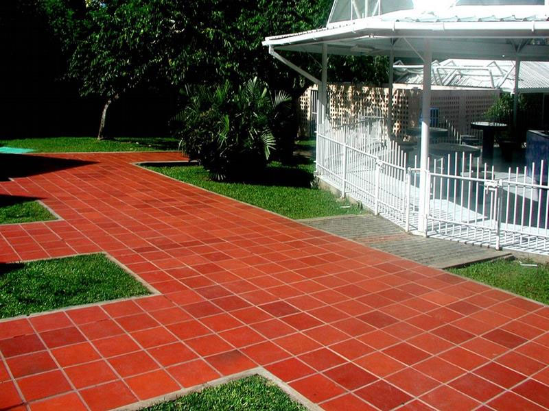 Đất sét là thành phần chính để tạo nên gạch đỏ - ứng cử viên sáng giá trong các loại gạch lát nền nhà đẹp