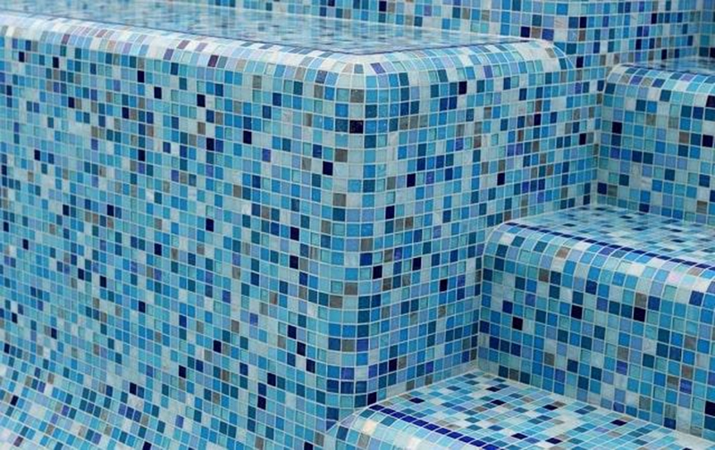 Mẫu gạch ốp tường ngoại thất mosaic họa tiết ô vuông đa sắc ốp thành bể bơi