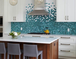 Một căn bếp đậm chất nghệ thuật với gạch ốp tường mosaic tông xanh