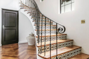 Gạch bông vàng pha đen ốp chân cầu thang đẹp mướt mắt