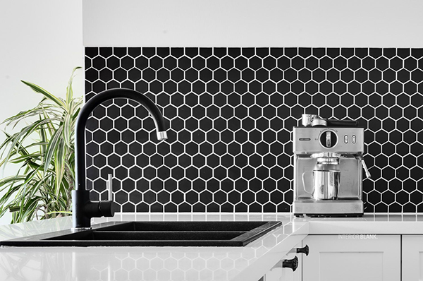50 mẫu gạch lục giác ốp bếp theo phân loại - màu sắc & họa tiết 31 Gạch tông trầm, trét ron trắng đối lập, tạo ra hiệu ứng màu sắc cực ấn tượng