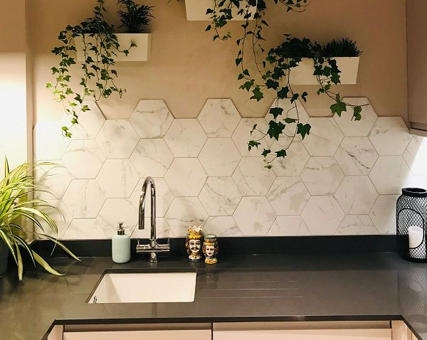 50 mẫu gạch lục giác ốp bếp theo phân loại - màu sắc & họa tiết 37 Những đường vân uốn lượn trên bề mặt gạch biến không gian nhà bếp trở nên sang trọng và sáng sủa hơn