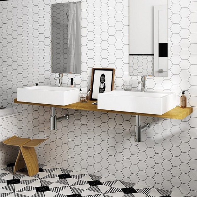 Với phòng tắm có diện tích nhỏ nên chọn gạch ốp lục giác nhỏ để tạo hiệu ứng hài hòa