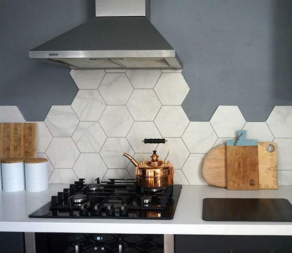 50 mẫu gạch lục giác ốp bếp theo phân loại - màu sắc & họa tiết 36 Nhà bếp ốp gạch vân đá dễ vệ sinh và chống bám dính dầu ăn, bụi bặm tốt