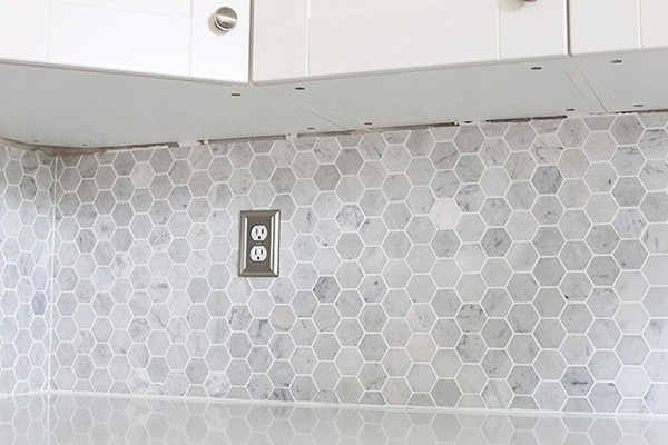 50 mẫu gạch lục giác ốp bếp theo phân loại - màu sắc & họa tiết 43 Không chỉ đẹp mắt, gạch vân gỗ còn dễ lau chùi và có độ bền rất cao