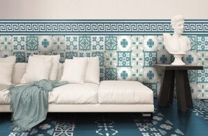 Gạch ốp chân tường phù hợp với màu sắc chủ đạo của căn phòng