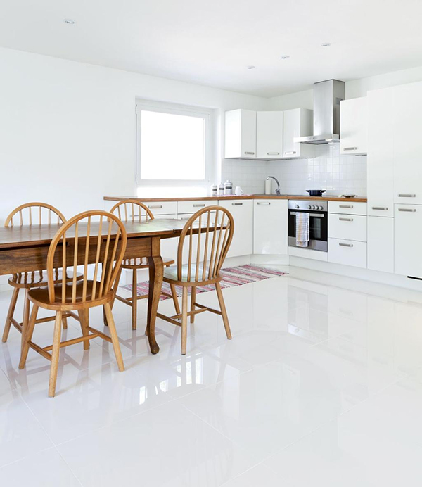 Gạch lát nền màu trắng giúp không gian phòng bếp ngăn nắp, sạch sẽ hơn