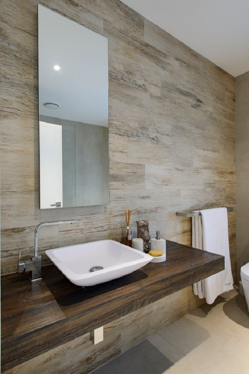 Tông trung tính của gạch vân gỗ rất được ưa chuộng khi ốp tường nhà tắm