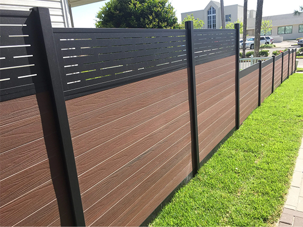 Gạch ốp tường rào giả gỗ đang trở thành xu hướng thịnh hành, không chỉ bền đẹp và còn vô cùng thẩm mỹ