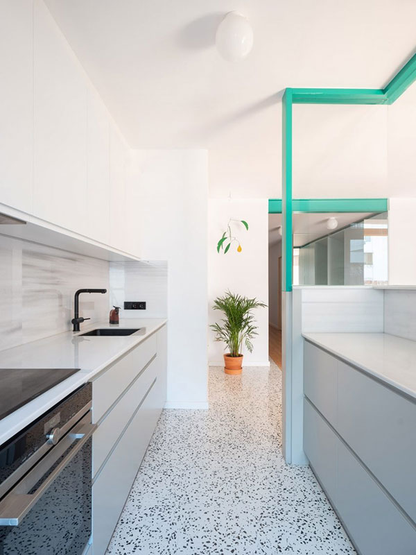 Gạch Terrazzo kết hợp cùng nội thất gam màu trắng tạo không gian bếp tinh tế và thoáng đãng