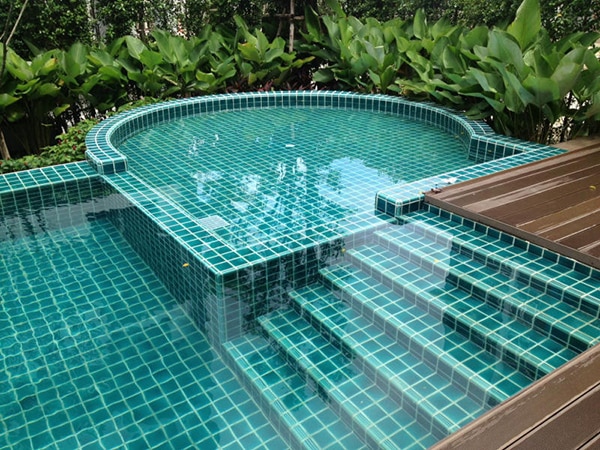 Gạch ốp lát bể bơi màu xanh cẩm thạch hòa hợp thiên nhiên, phù hợp với không gian ngoài trời