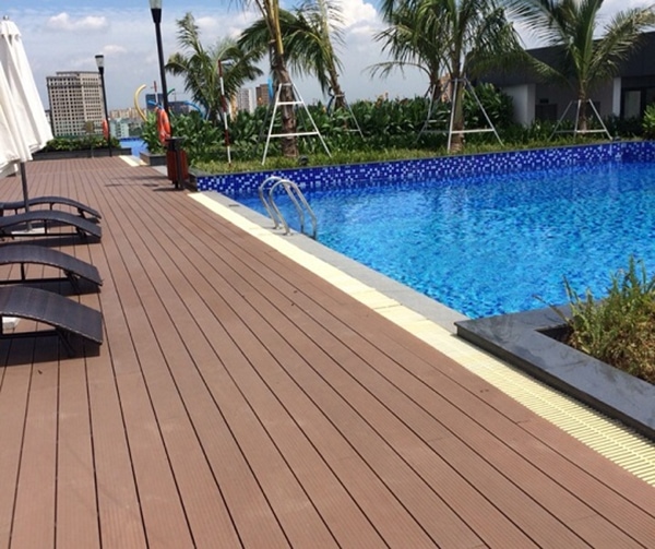 Gạch giả gỗ tông màu nâu sáng giúp bể bơi vừa có cảm giác hiện đại vừa có cảm giác cổ điển 