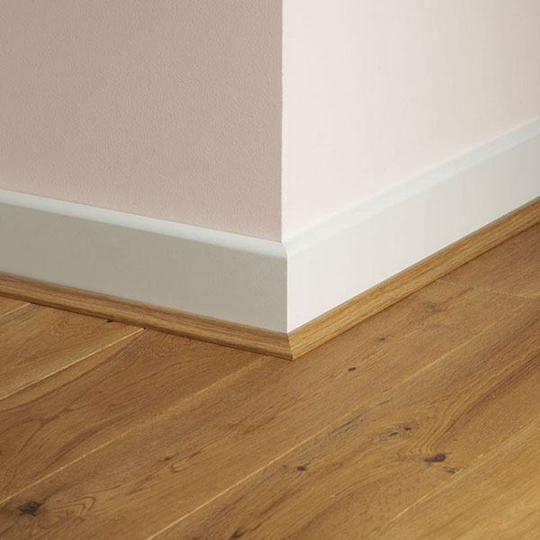 Gạch ốp trắng kết hợp với sàn nhà gỗ trầm mang lại không gian ấm áp cho căn nhà