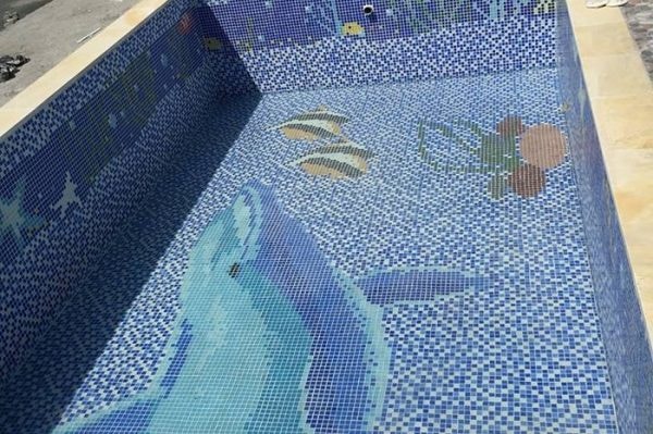 Mẫu gạch ốp lát lòng bể bơi với bức tranh về thế giới sinh vật biển