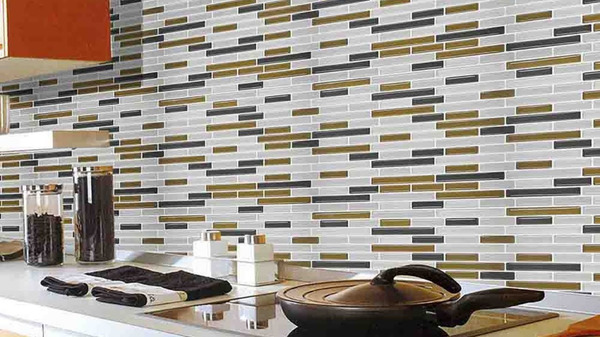 Gạch ốp tường sọc ngang phối nhiều màu tạo cho không gian bếp thêm vẻ độc đáo