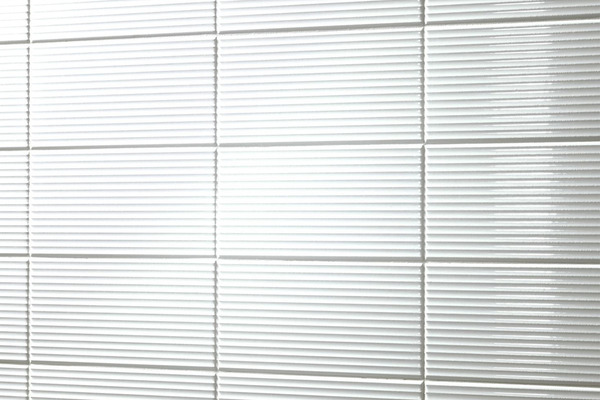 Gạch ốp tường sọc ngang tông màu trắng giúp phòng nhà bạn thêm tươi sáng