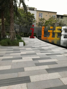 Gạch lát so le ấn tượng phối màu hài hòa