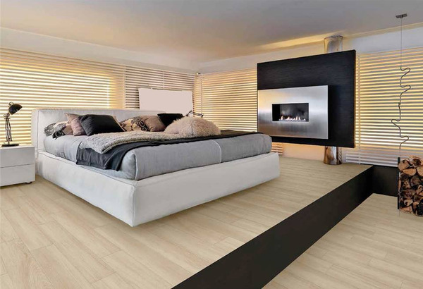 Gạch lát nền giả gỗ màu vàng ve giúp phòng ngủ thêm thoáng đãng, sáng sủa và rộng rãi hơn