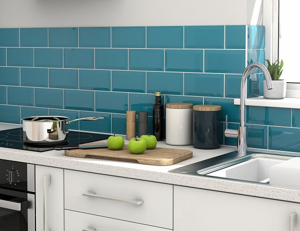 Gạch ốp màu xanh dương men bóng phù hợp với những gia chủ thường xuyên dọn dẹp phòng bếp