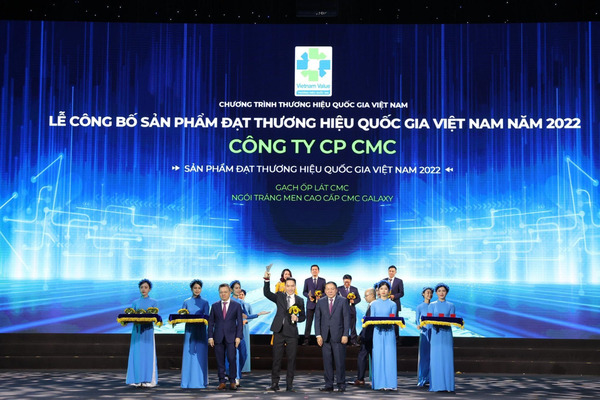  Chủ tịch HĐQT CMC Tiles - Ông Trần Đức Huy thay mặt CMC Tiles nhận giải Thương hiệu hiệu Quốc gia 