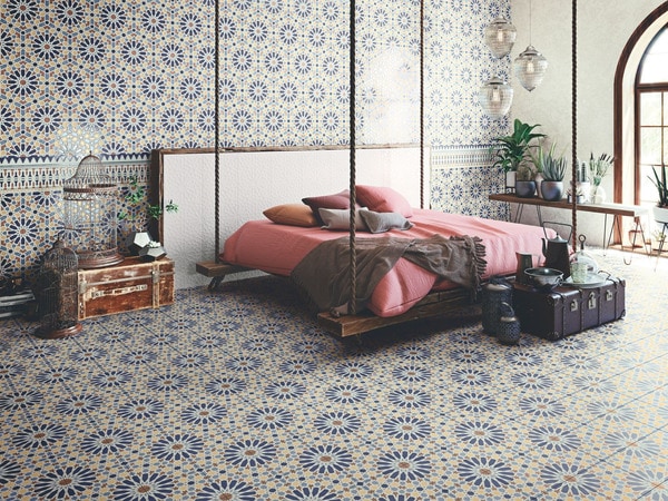 Mẫu gạch hoa tông màu xanh dương kết hợp lát nền và ốp tường phòng ngủ bắt mắt