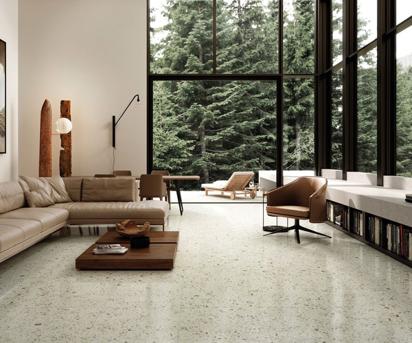 Gạch lát nền Terrazzo khi kết hợp với nội thất màu be và nâu mang đến cảm giác vừa hiện đại, vừa ấm cúng cho không gian phòng khách