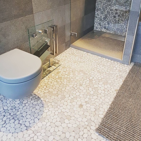 Mẫu gạch lát nền nhà vệ sinh giả sỏi tông trắng cách điệu độc đáo