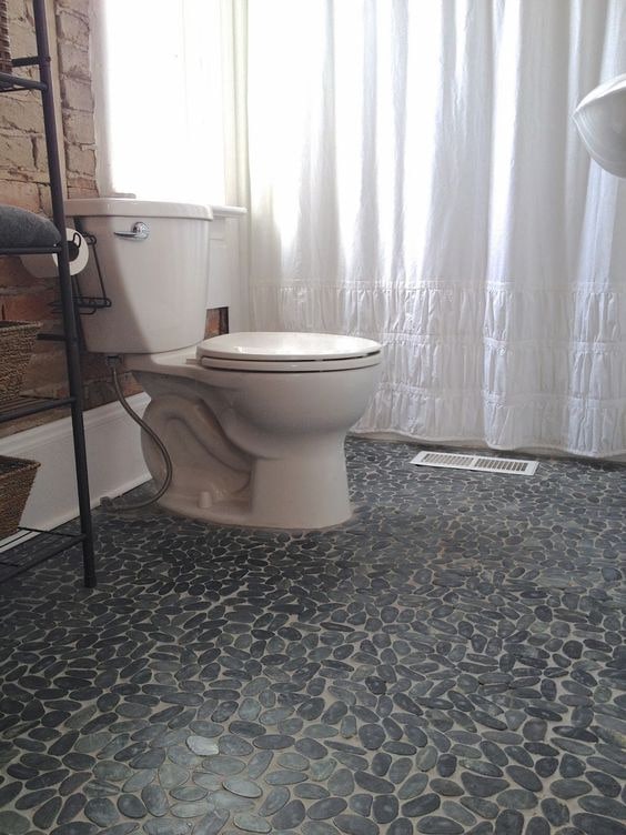 Mẫu gạch lát nền nhà vệ sinh giả sỏi tông màu trung tính với nhiều kích cỡ sỏi mới lạ