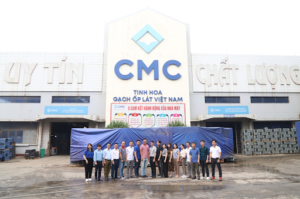 Đoàn kiểm định của Watermarks Certification (Malaysia) Sdn Bhd và Niro Ceramic Vietnam chụp ảnh lưu niệm cùng CBCNV CMC