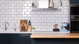 Vì Sao Nên Dùng Gạch Ốp Tường Bếp? Gợi Ý 20+ Mẫu Gạch Hot Nhất 2025 8 meo lam sach gach op nha bep 1