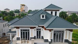 Ngói tráng men chống thấm nước – Bảo vệ mái nhà trong mùa mưa bão 1 Ngói tráng men là loại ngói được làm từ đất sét, phủ một lớp men bóng lên bề mặt và nung ở nhiệt độ cao