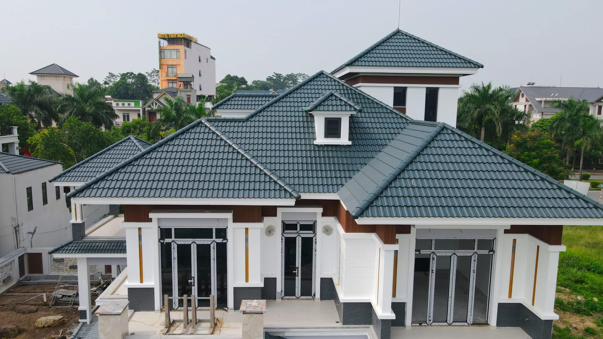 Nhà phố sử dụng ngói tráng men