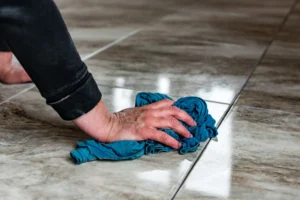 Những lý do giúp gạch khổ lớn ngày càng được ưa chuộng nhất hiện nay 5 ve sinh gach scaled 1